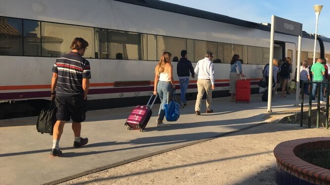 Viajeros accediendo al tren en Pedrera.