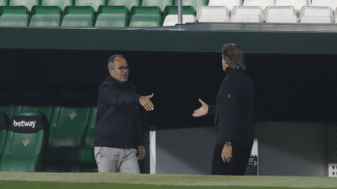 Pellegrini le estrecha la mano a Álvaro Cervera, entrenador del Cádiz.