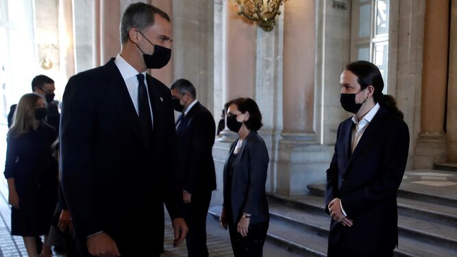 El Rey Felipe VI saluda al líder de Podemos, Pablo Iglesias, en una recepción oficial.