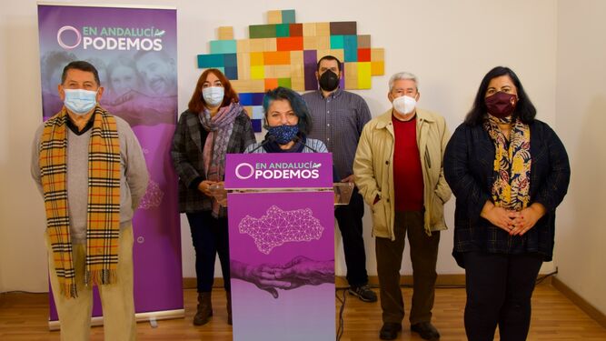 Triniad Pascual Zapata, en el centro, junto a otros responsables de Podemos Sevilla.