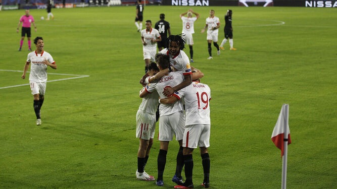 Los futbolistas del Sevilla celebran el gol de De Jong al Rennes en la fase de grupos de la Champions.