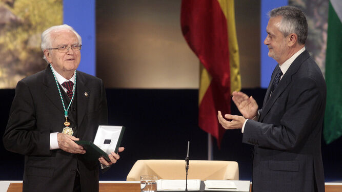 Gregorio Salvador, con José Antonio Griñán en 2010, tras recibir la Medalla de Andalucía.