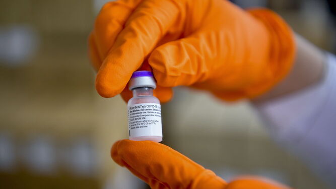 Un vial de la vacuna de Pfizer y BioNTech del que ahora se pueden extraer seis dosis