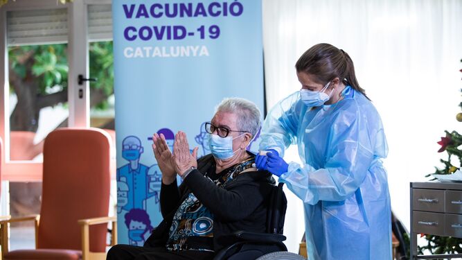 Una mujer recibe la primera dosis de la vacuna en un centro de mayores de Cataluña.