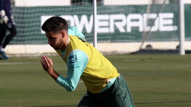 Alex Moreno, en un entrenamiento del Betis.