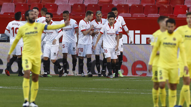 Los futbolistas del Sevilla celebran el 1-0, en la visita del Villarreal a Nervión.