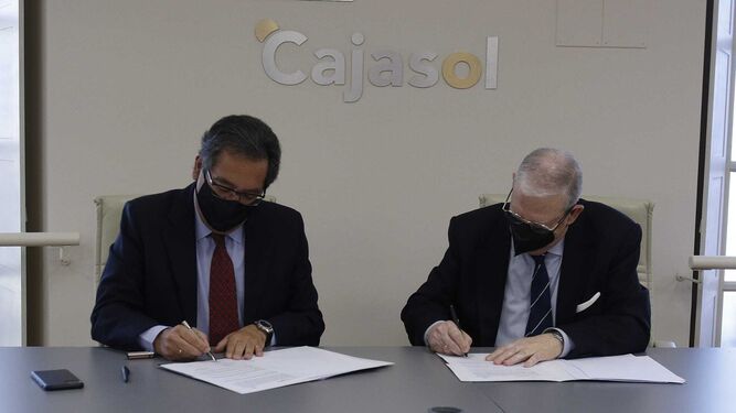 Antonio Pulido y Francisco Vélez firman el convenio de colaboración para la exposición confradiera de 2021.