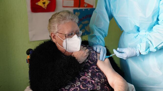 Isabel, de 72 años, fue la primera vacunada  en la provincia de Sevilla.