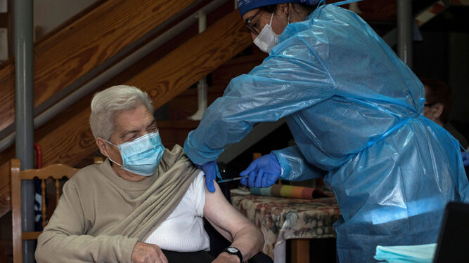Una anciana recibe la vacuna contra el Covid-19 en una residencia de Barcelona.