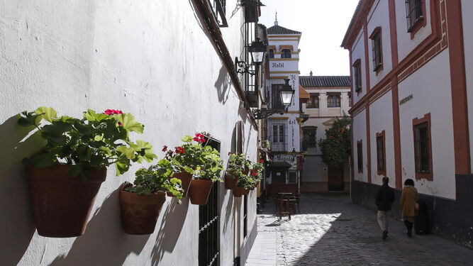 Una calle de Sevilla bañada por el sol.