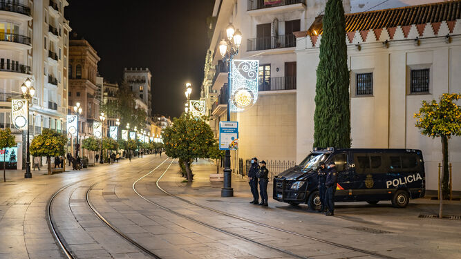 La Policía Nacional en la avenida de la Constitución durante la Nochevieja.
