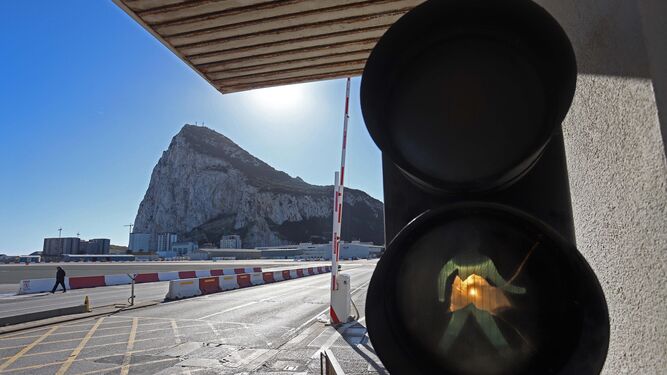 Un semáforo en verde en los accesos a Gibraltar desde La Línea.