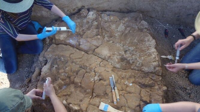 Imagen de la extracción de uno de los fragmentos de adobe de la cabaña prehistórica que se halló en Valencina.