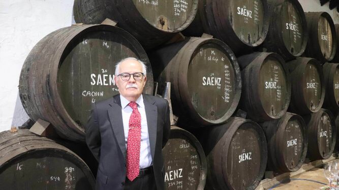Antonio Sáenz en el interior de la bodega que ofrece 20 variedades de vinos, como el Vermut Sáenz, el Vino Dulce, el Vino de Fresa y el Vino Naranja.