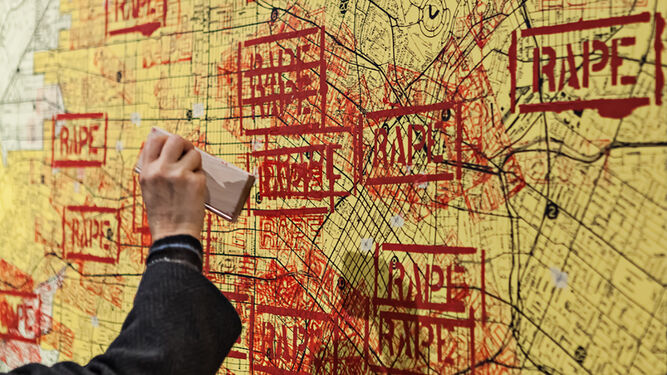 Mapa de las violaciones registradas en Los Ángeles, una pieza que la artista instaló en un centro comercial de dicha ciudad.