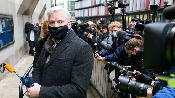 Julian Assange, fundador de Wikileaks, a su llegada a los juzgados de Old Bailey, en Londres.