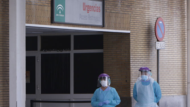 Personal sanitario en la puerta de Urgencia del Hospital Virgen del Rocío.