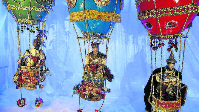 La llegada de los Reyes Magos en globo, obra del imaginero Bravo.