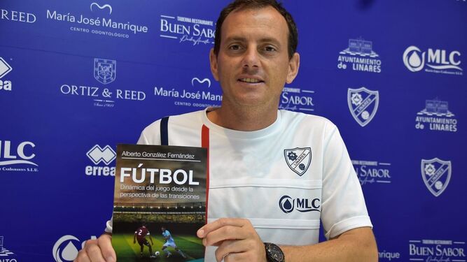 El entrenador del Linares, Alberto González, con uno de sus libros.