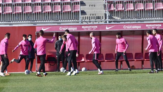 Los jugadores del Sevilla, en un rondo durante la sesión matinal de ayer.