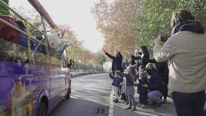 Los Reyes Magos recorriendo en un autobús descapotado las calles de Mairena del Aljarafe.