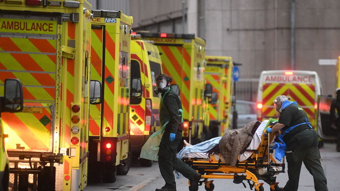 Equipos sanitarios trasladando este martes a  un paciente de una ambulancia al Royal London Hospital en Londres.