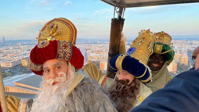 Fotos del vuelo de los Reyes Magos sobre Sevilla