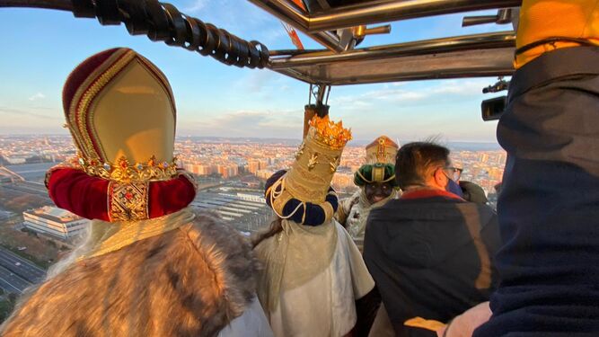 Fotos del vuelo de los Reyes Magos sobre Sevilla