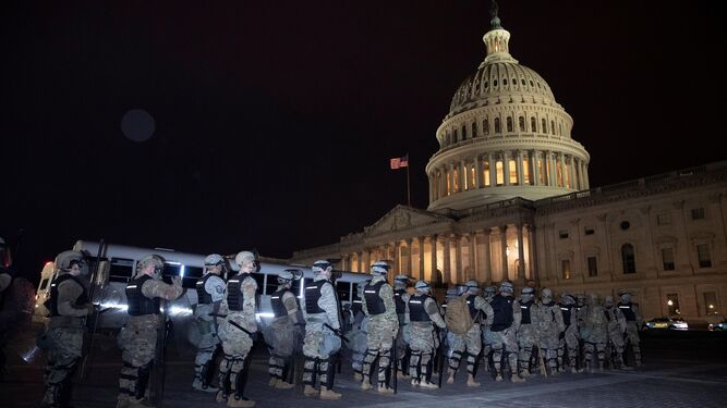 La Guardia Nacional, desplegada la noche del día 6 en el Capitolio tras el asalto al mismo por parte de las hordas 'trumpianas'.