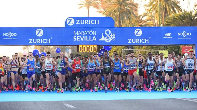 Numerosos corredores en la salida de la Maratón de Sevilla.