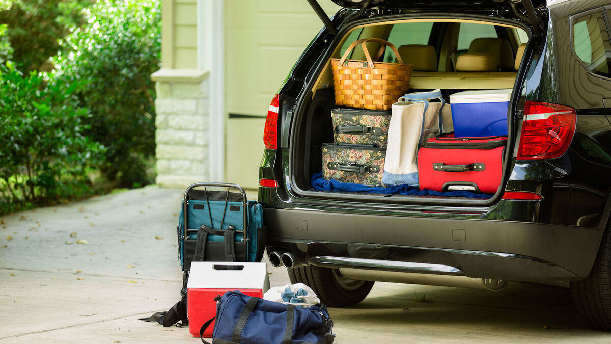 Mover cajas y maletas en el maletero del coche al aire libre
