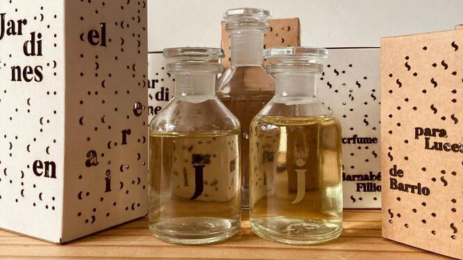 Dos frascos de 'Jardines en el aire', el perfume creado en Tres Barrios-Amate.