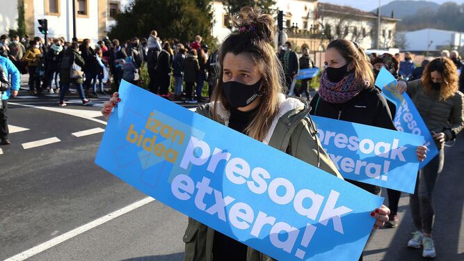 Pasacalles de la red Sare por el acercamiento de presos etarras al País vasco y Navarra.