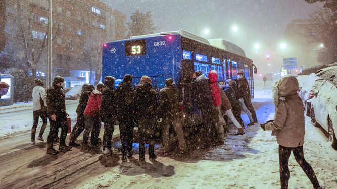 Un autobús es empujado por varias personas en Madrid