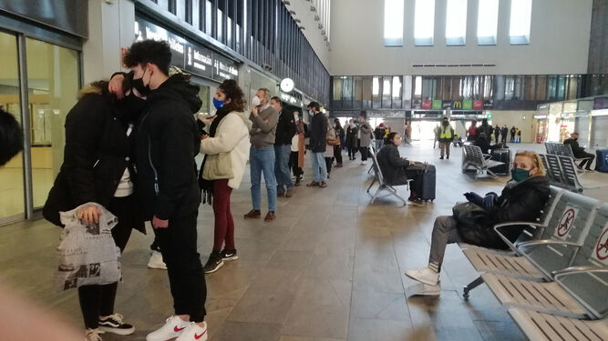 Viajeros esperando un tren en la estación de Santa Justa de Sevilla, este sábado por la mañana.