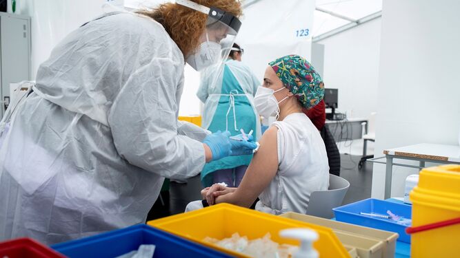 Sanitarios de Castellón se vacunan contra el Covid-19, ayer, en el Hospital de Campaña de la ciudad.