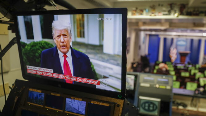 Visionado en la sala de prensa de la Casa Blanca del vídeo con las declaraciones de Trump sobre el asalto al Capitolio.