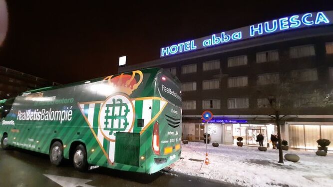 El autobús del Betis, en el hotel de concentración en Huesca.