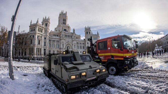 Efcetivos de la Unidad Militar de Emergencias, en la plaza de Cibeles de Madrid.