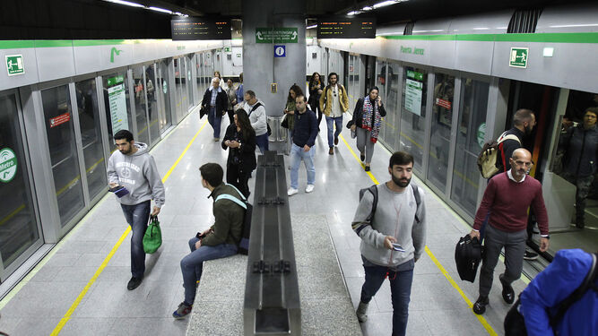 Viajeros en la estación Puerta de Jerez del Metro, la más transitada de la línea 1, subterránea en su mayor parte.