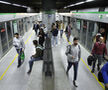 Viajeros en la estación Puerta de Jerez del Metro, la más transitada de la línea 1, subterránea en su mayor parte.