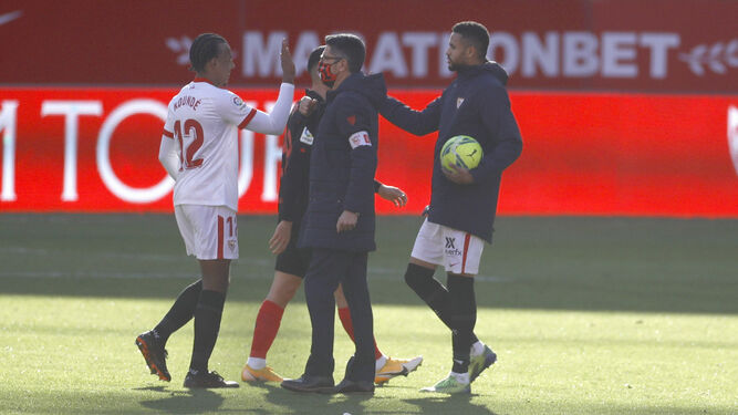 En-Nesyri se lleva el balón tras sus tres goles a la Real Sociedad ante Koundé.