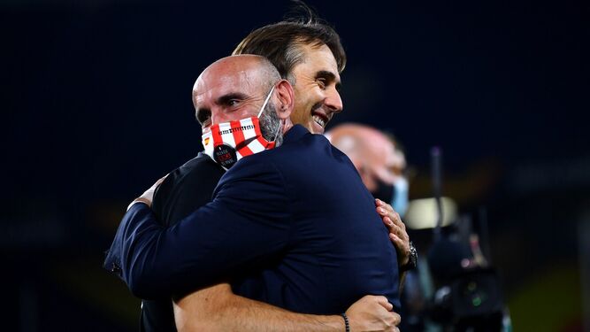 Monchi se abraza a Lopetegui tras la consecución de la Europa League.