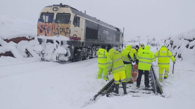 Operarios de Adif inspeccionan una instalación ferroviaria afectada por la nieve.