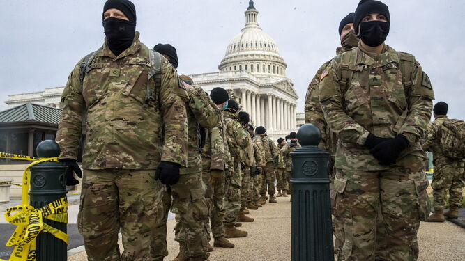 Varios miembros de la Guardia Nacional custodian el Capitolio.