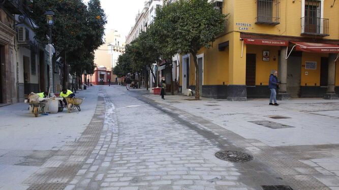 Aspecto que ofrece la calle Mateos Gago a un mes de que concluya la reurbanización.