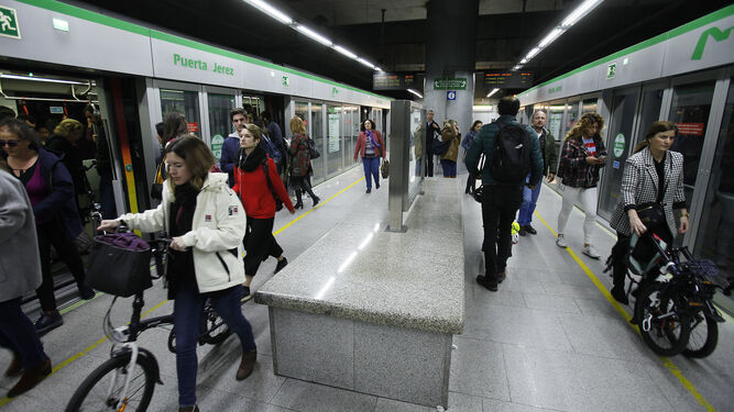 Viajeros en la estación subterránea de Puerta de Jerez de la línea 1 del Metro.