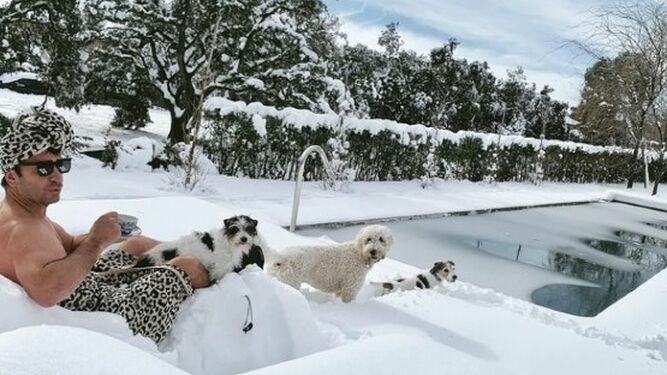 Arturo Valls disfrutando de su piscina invernal, con mascotas y una taza de t&eacute;