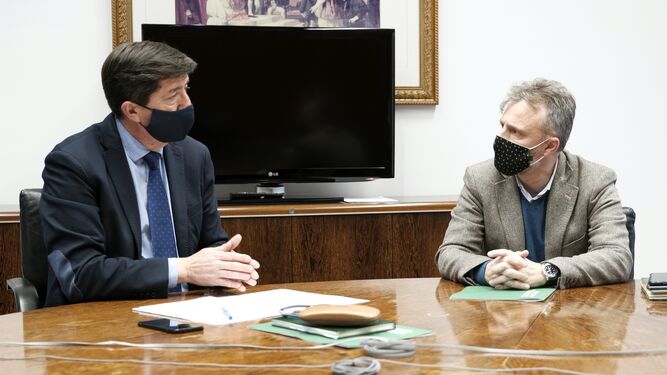 Juan Marín y José Fiscal conversan en el Parlamento