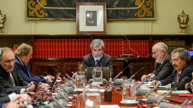 El presidente del CGPJ  y del Supremo, Carlos lesmes (c), durante una reunión del órgano de gobierno de la judicaura.